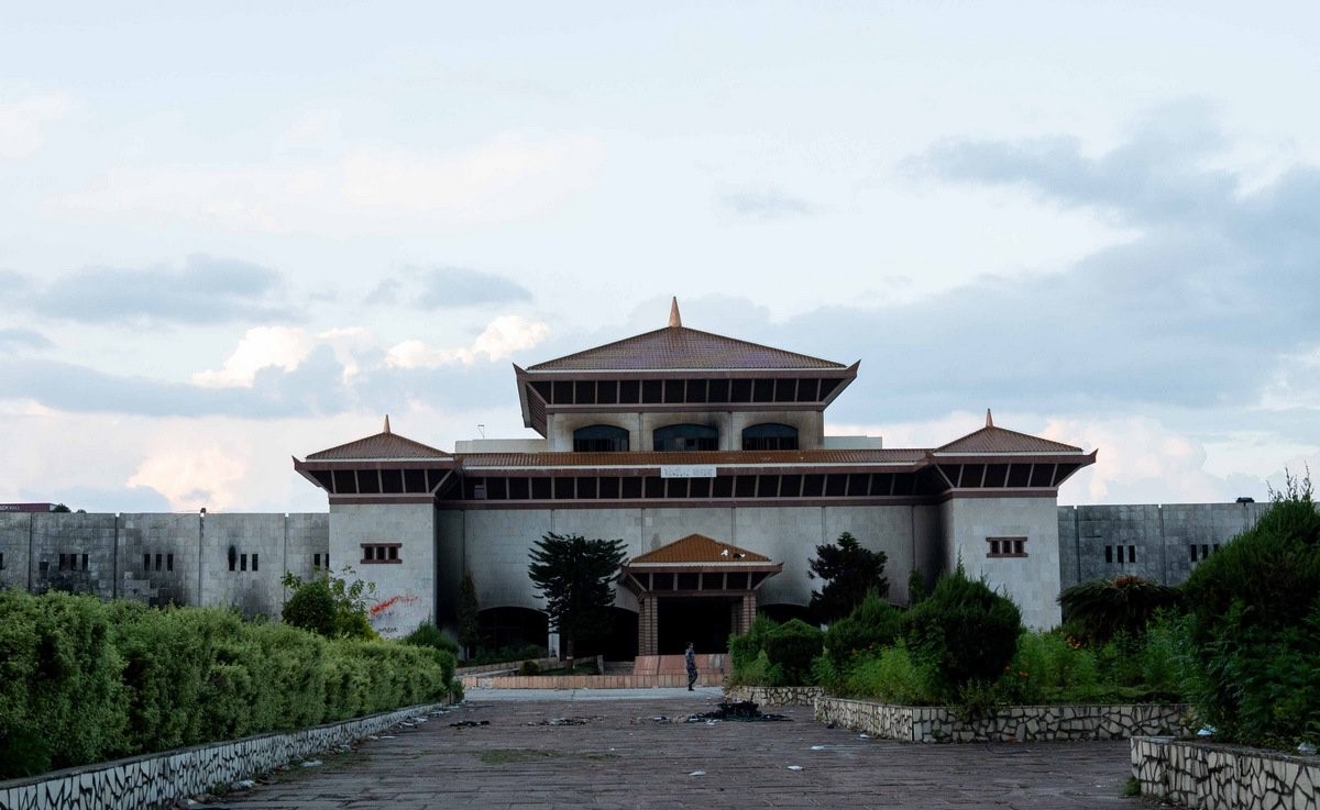 कवाडखाना बन्यो जलेको संसद भवन: थुपारिए आगजनीमा नष्ट भएका सवारीसाधन