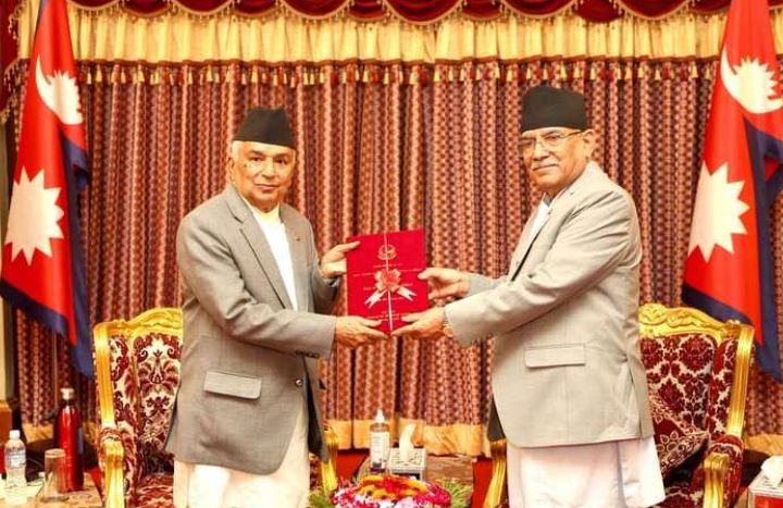 प्रधानमन्त्रीले प्रस्तुत गरे राष्ट्रपति पौडेलसमक्ष सरकारको वार्षिक प्रतिवेदन