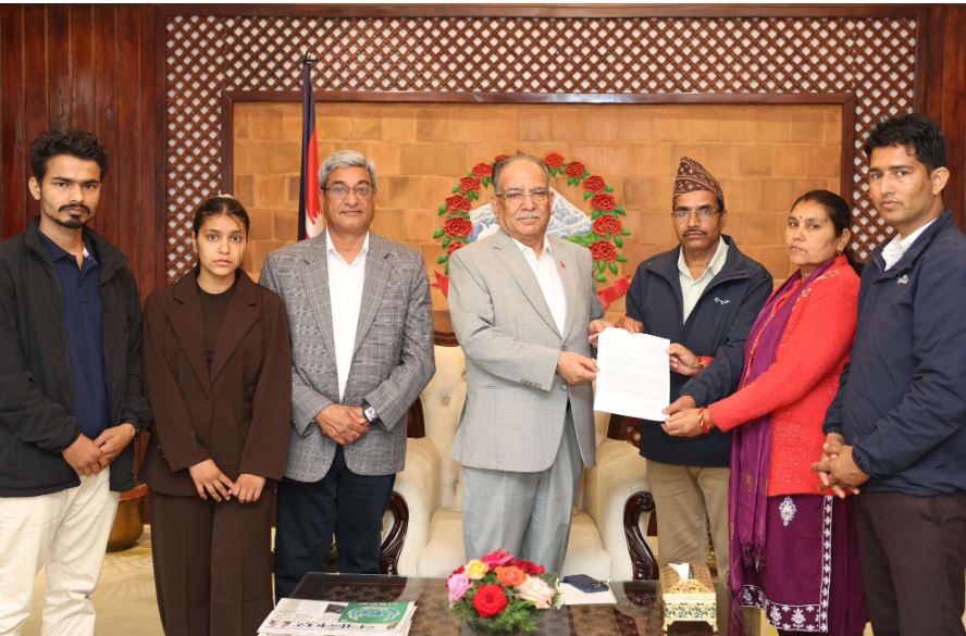 प्रधानमन्त्री दाहाल र  विपिन जोशीका परिवारबीच भेट