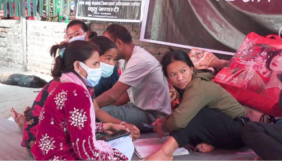 रुसी सेनामा गएका नेपालीका परिवारजनद्वारा उध्दारको माग गर्दै अनशन