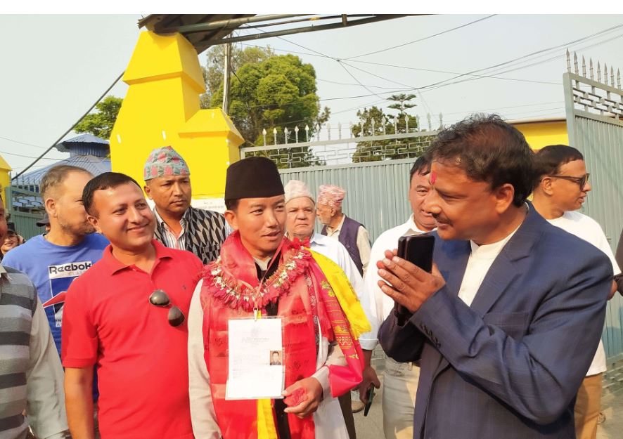 उपनिर्वाचन: इलाममा प्रमुख दलका उम्मेदवारले गरे मतदान