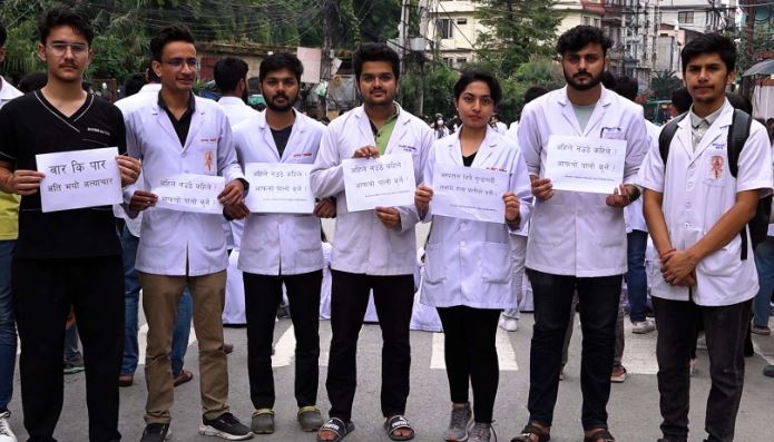 दोस्रो दिन पनि आन्दोलनमा केएमसी अस्पतालका डाक्टर