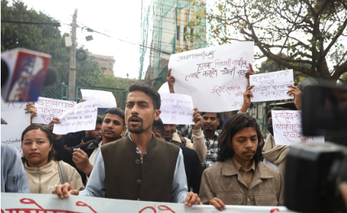 कार्की आयोगको प्रतिवेदन सार्वजनिक गर्न माग गर्दै त्रिचन्द्रका विद्यार्थीको प्रदर्शन