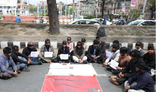सरकारलाई दबाब दिन कालोपट्टी बाँधेर सडकमा उत्रिए जेनजी