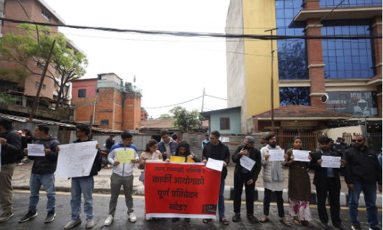 ‘कार्की आयोगको पूरा प्रतिवेदन खोइ’ भन्दै माइतीघरमा प्रदर्शन