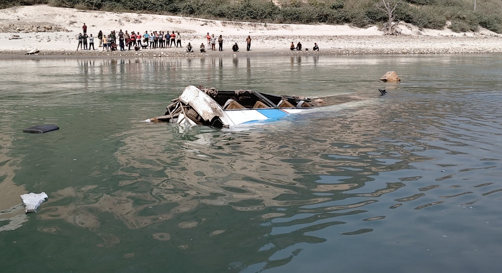 तामाकोशी बस दुर्घटनाः  ३ जना अझै बेपत्ता, खोजीमा सहयोग गर्न प्रहरीको अपिल