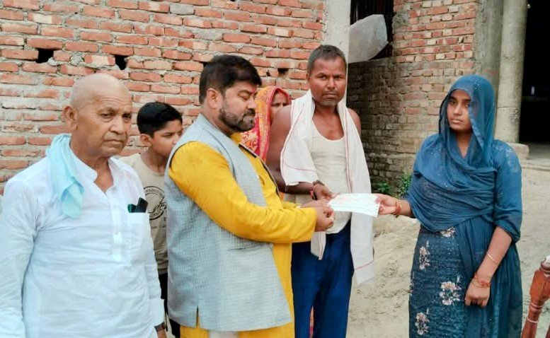 गरुडा नगरपालिकाले करेन्ट लागेर ज्यान गुमाएका अमिनको परिवारलाई पाँच लाख रुपैयाँ राहत