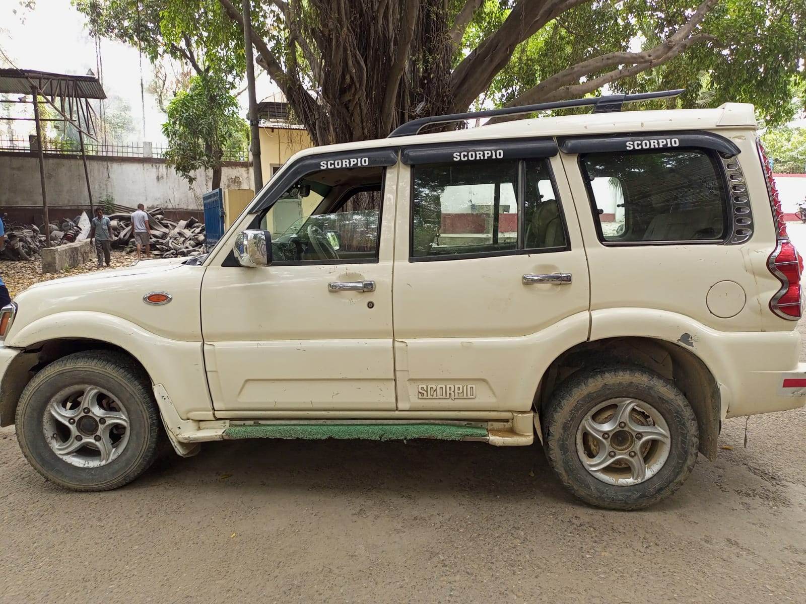 सर्लाहीमा भारतीय नम्बर प्लेटको स्कार्पियो गाडीबाट १५ लाखको सुनचाँदी बरामद