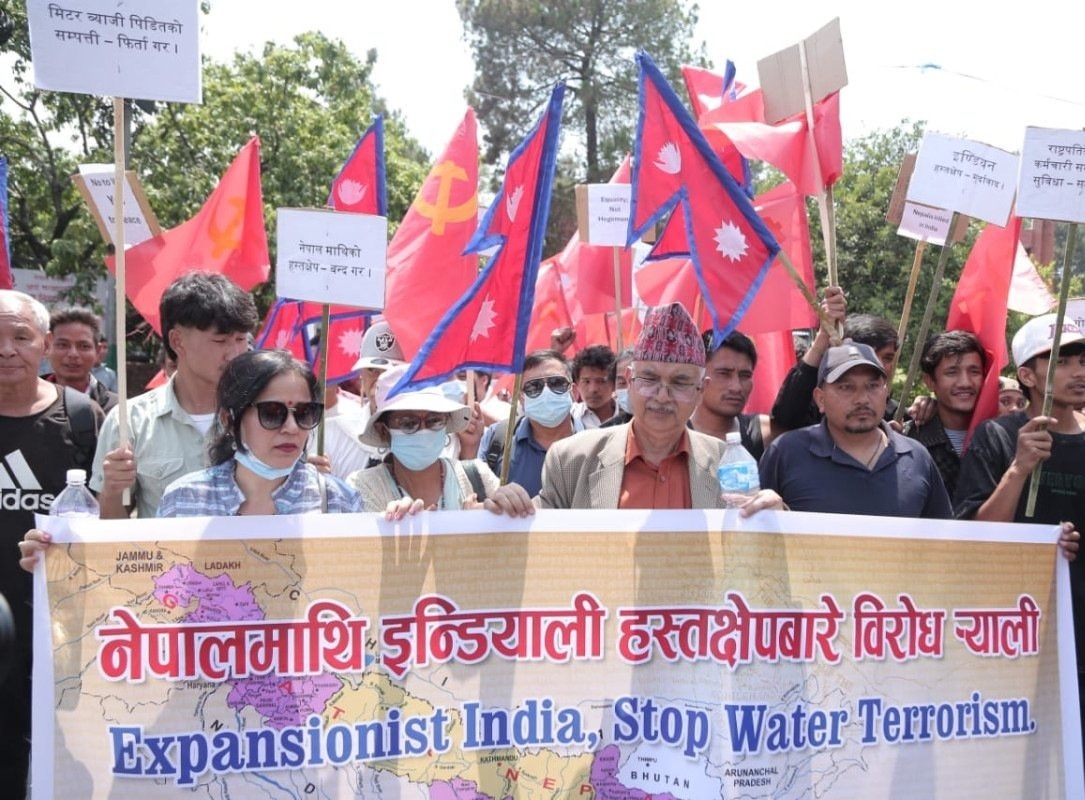 भारतीय दूतावास अगाडि प्रदर्शन: महाकाली नदीमा तटबन्ध निर्माणको विरोध