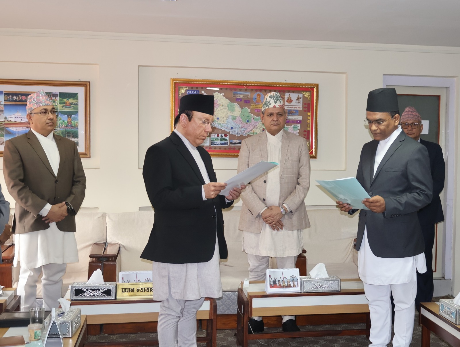 डा. पौडेलले गभर्नरको रूपमा शपथ ग्रहण