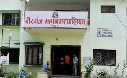 महानगरले सार्वजनिक स्थानमा राखिएका बेवारिसे सवारी साधन हटाउने अभियान ,वीरगञ्ज