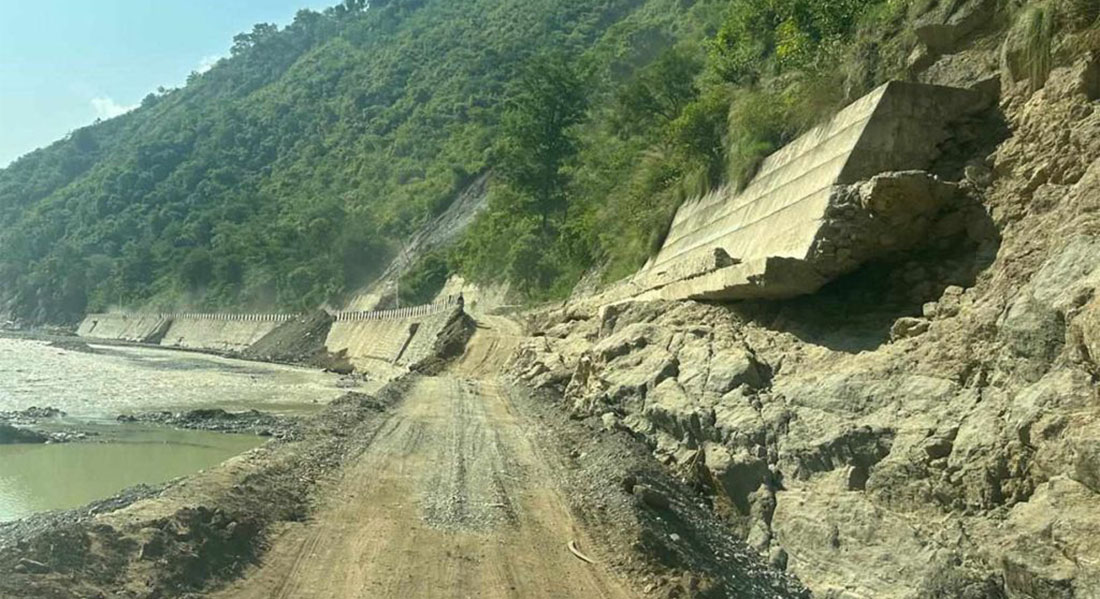 बीपी राजमार्ग बाढीपछि अवरुद्ध खुल्यो, एकतर्फी यातायात सञ्चालनमा