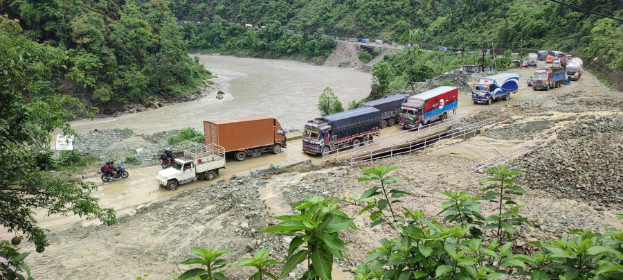 मुग्लिन–नारायणगढ सडकखण्डमा ट्रक दुर्घटनापछि एकतर्फी यातायात सञ्चालनमा
