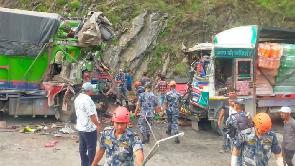 नारायणघाट–मुग्लिन सडकमा ट्रक ठोक्किँदा ७ जना घाइते