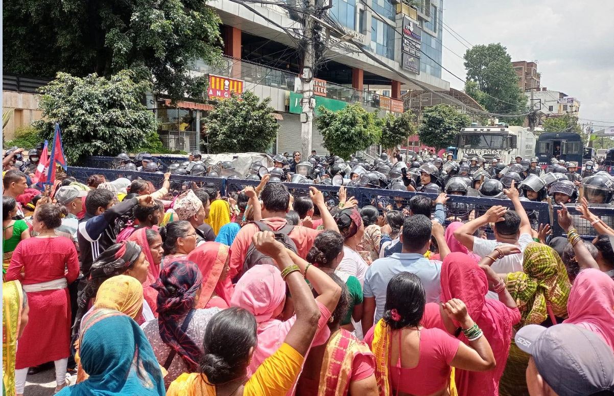 संसद भवन घेर्न पुगेका लघुवित्तपीडित र प्रहरीबीच झडप