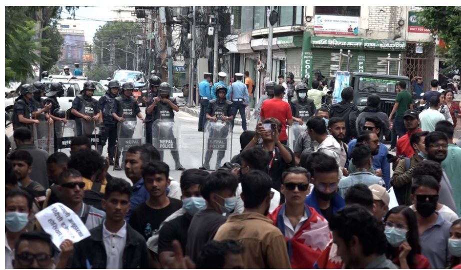 भ्रष्टाचार र भ्रष्टाचारी दुवैलाई निर्मूल गर्न मागसहित युवाहरुद्वारा बालुवाटार घेराउ