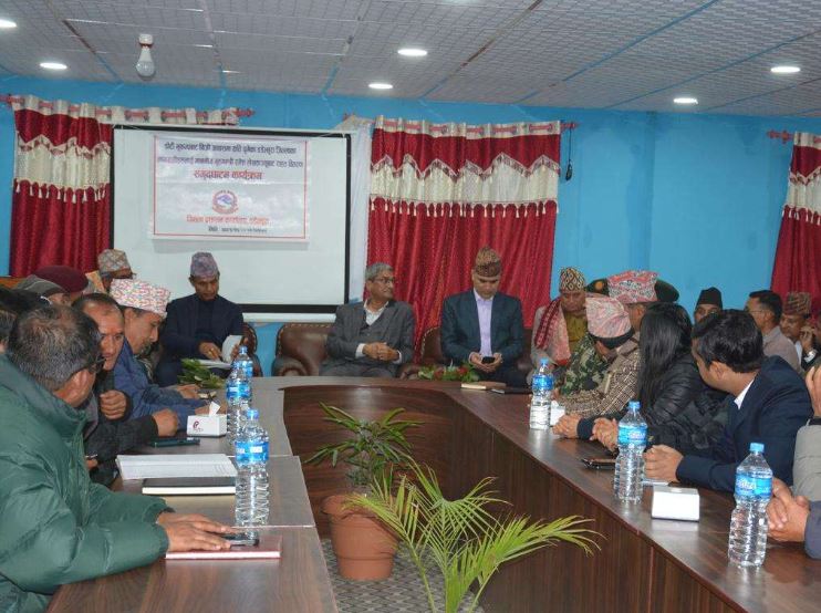 डडेल्धुरा पुगेर गृहमन्त्री लेखकले सुरु गरे भूकम्प पीडितलाई लाभग्राही अनुदान हस्तान्तरण