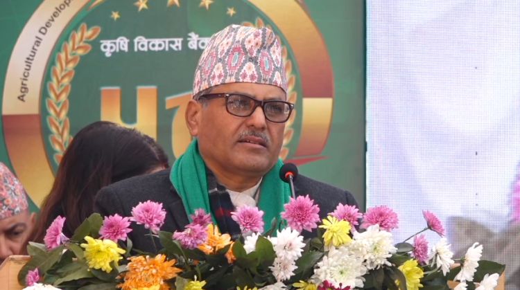 बैंकिङ् सिस्टममा आएको अराजकताको बारेमा सरोकारवालाहरुसँग छलफल गरिँदैछ : गभर्नर अधिकारी