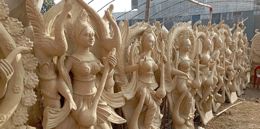 माता सरस्वतीको मूर्ति बनाउन व्यस्त कुमालेहरू, ५० हजार आम्दानी गर्ने लक्ष्य