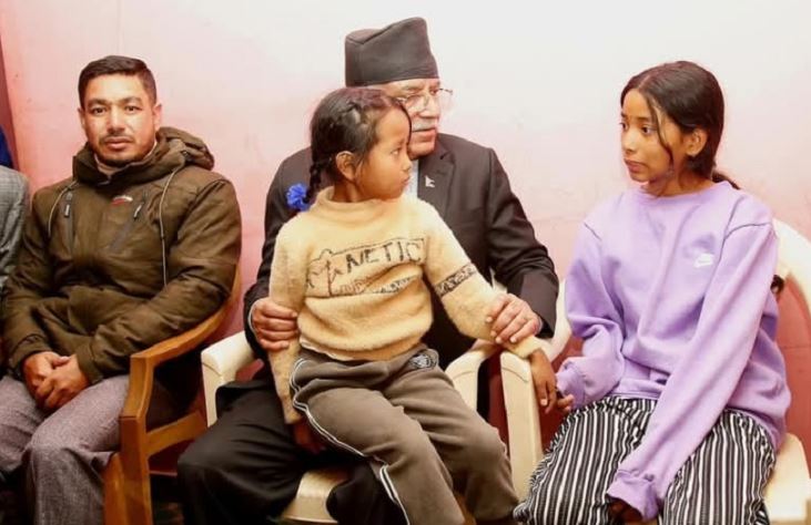 प्रकाश भुजेलको कारको ठक्करबाट मारिएका दम्पतीका २ छोरीको अभिभावक बन्ने प्रचण्डको घोषणा