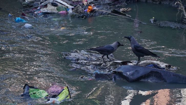 सिंहदरबारस्थित टुकुचा खोलामा थुप्रिएको फोहोर र ढल