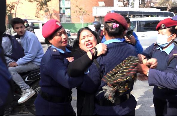 निलम्बित न्यायाधीश भुवन गिरीकी पत्नी आरती पक्राउ