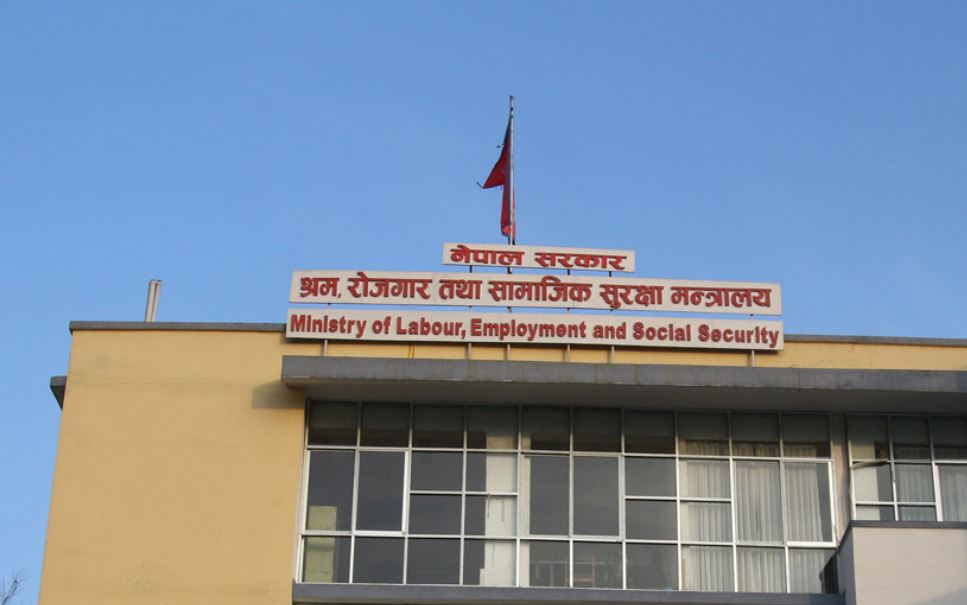 फ्री भिसा, फ्री टिकटमा श्रमिकहरू पठाउने नीति खारेज गर्दै सरकार