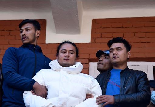 रामबहादुर बम्जनलाई हत्कडीसहित सीआईबीले सार्वजनिक गर्‍यो
