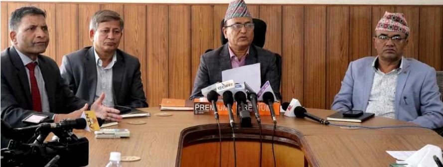 आज सरकारलाइ प्रतिवेदन बुझाउँदै  सुन तस्करी जाँचबुझ आयोग