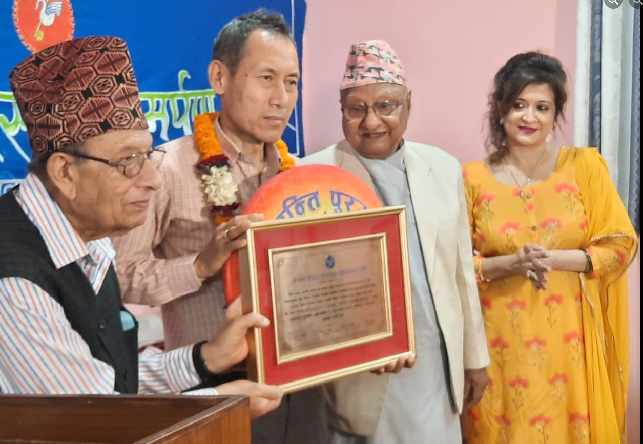 रोशन शेरचनद्वारा लिखित निबन्धकृति ‘गल्ली संसार’:  उत्तमशान्ति पुरस्कार प्राप्त गर्न सफल