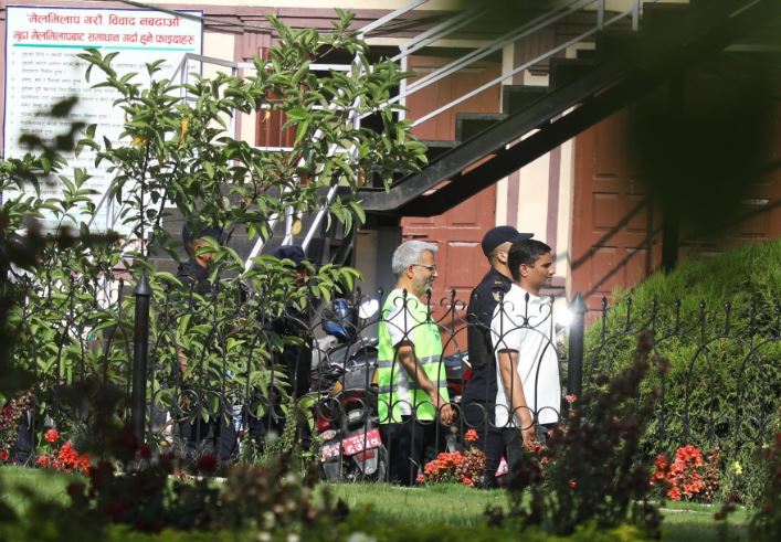 सर्वोच्चमा पेश गर्दा रविन्द्र मिश्रको हतकडी खोलियो