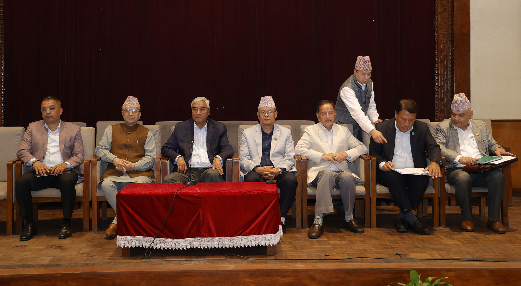 मन्त्री हेरफेरको चर्चा बीच देउवाको बुढानीलकण्ठमा कांग्रेस बैठक, सरकारप्रति असन्तुष्टि चुलिँदै