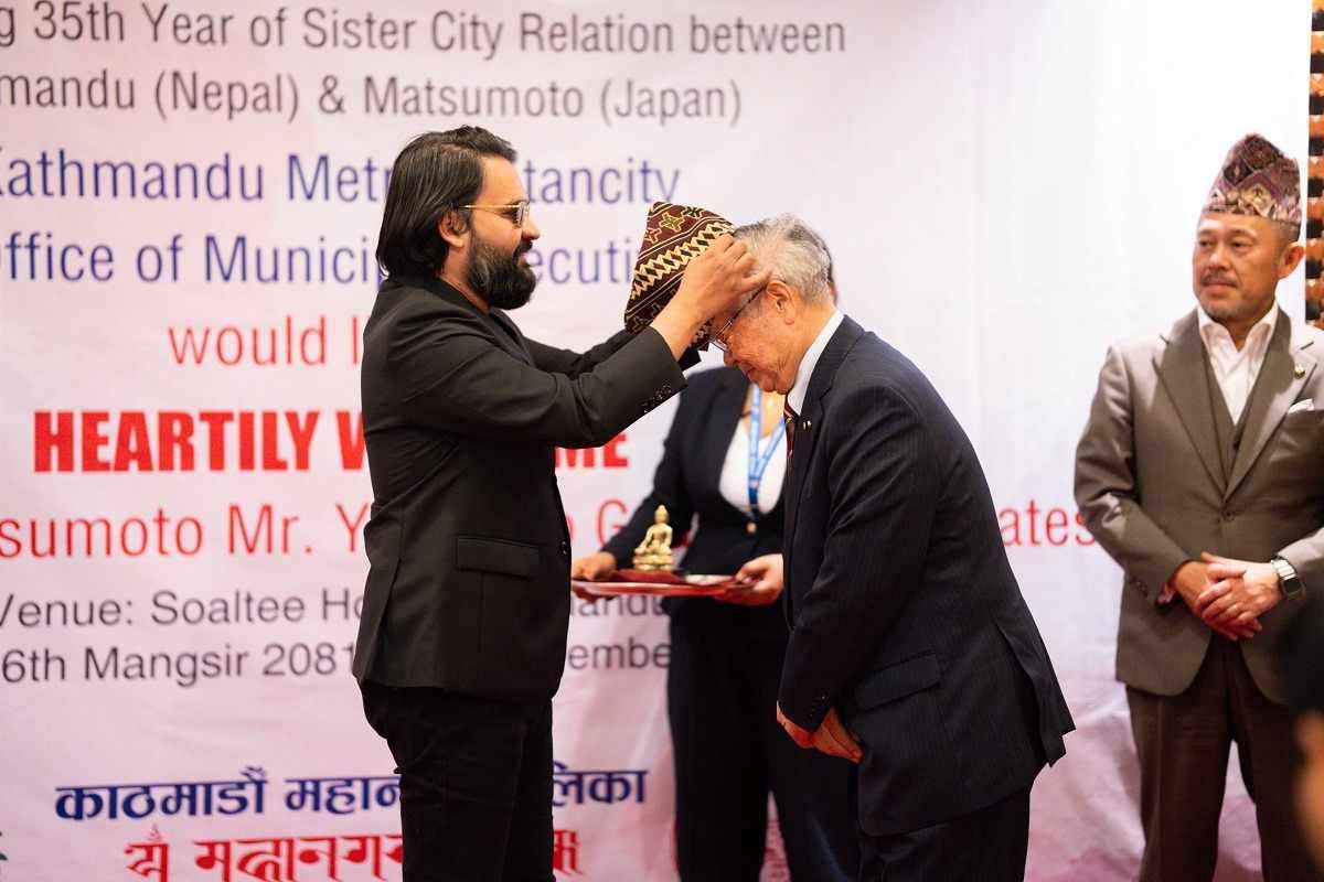 बालेनले दिए जापानका नगर प्रमुखलाई ढाका टोपी र देशे मरुझ्याःको प्रतिकृति उपहार