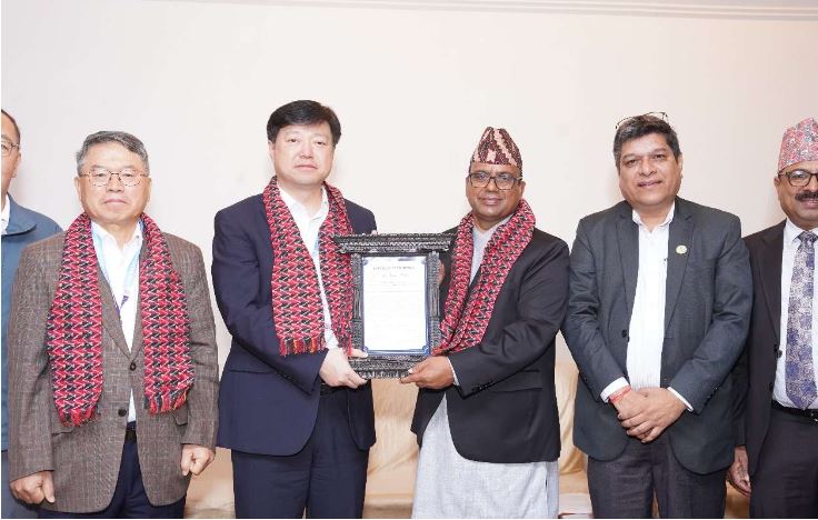 पर्यटनमन्त्री पाण्डेद्वारा विश्वविख्यात चिनियाँ वैज्ञानिकलाई सम्मान