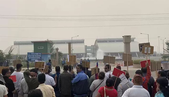 रवि लामिछानेलाई भैरहवा ल्याइयो, विमानस्थल बाहिर रास्वपाका कार्यकर्ताको प्रदर्शन