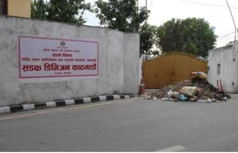 ढोकामै धुलो फालिएकोप्रति सडक डिभिजनको टिप्पणीः ‘यसरी महानगरपालिकाको गरिमा बढ्दैन’